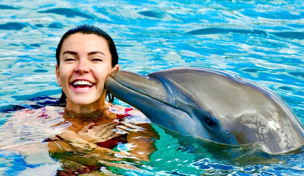 Μαρίνα Βερνίκου: Κολύμπησε με δελφίνια στην Καραϊβική