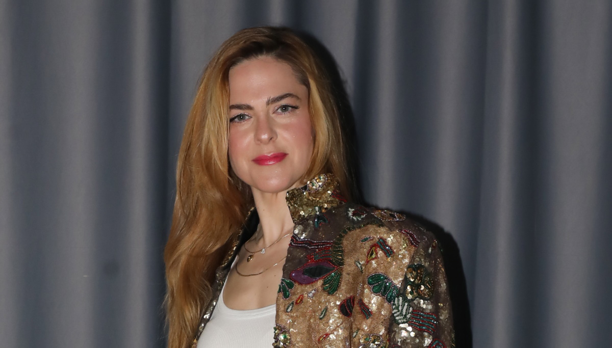 Ρένα Μόρφη: Το cropped blazer με λάμψη που επέλεξε σε live εμφάνισή της