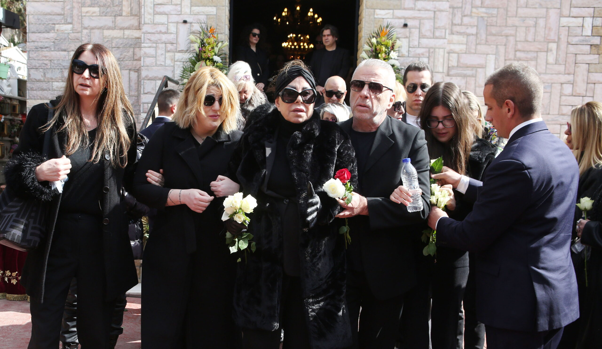 Άντζελα Δημητρίου: Συντετριμμένη στην κηδεία της μητέρας της – Ψιθύριζε συνεχώς «μανούλα μου»