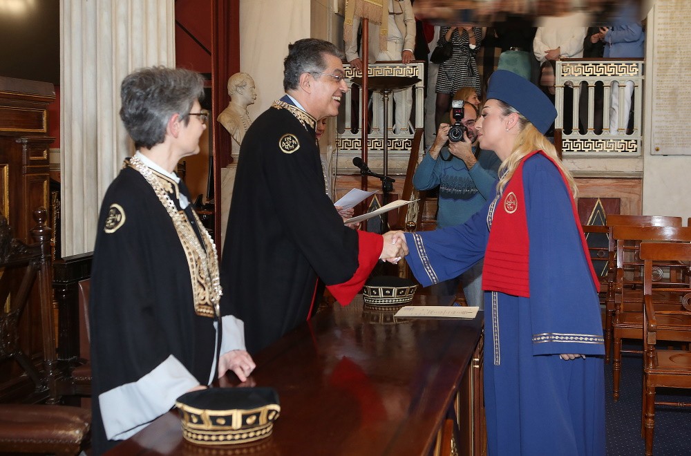 Η στιγμή που η Ιωάννα Χαρδαλιά παραλαμβάνει το πτυχίο της.