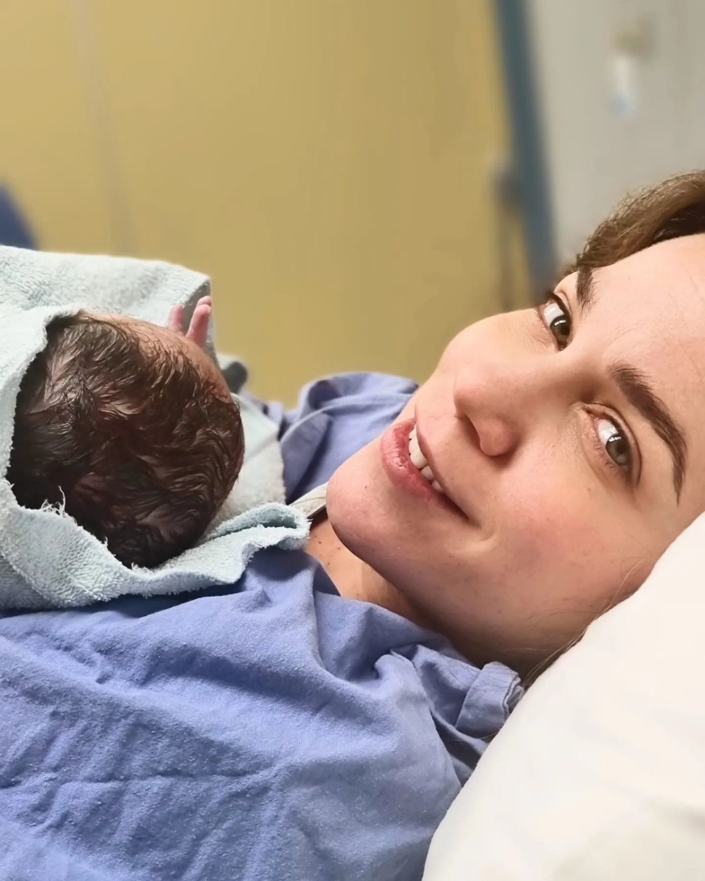 Η Κατερίνα Στικούδη κρατά στην αγκαλιά της τον νεογέννητο γιο της, Νικόλα λίγες στιγμές αφότου ήρθε στη ζωή.
