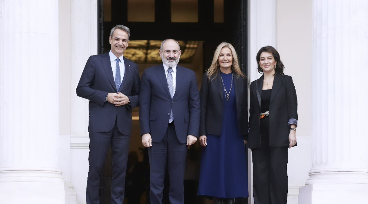 Μαρέβα Μητσοτάκη: Το μπλε ρουά φόρεμα που επέλεξε στη συνάντηση με το πρωθυπουργικό ζεύγος της Αρμενίας