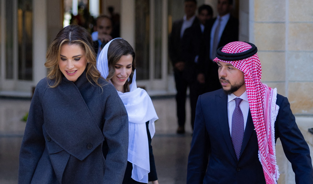Βασίλισσα Ράνια: Πόσο κοστίζει το Dior παλτό που επέλεξε στο Ασημένιο Ιωβηλαίο του βασιλιά Αμπντάλα