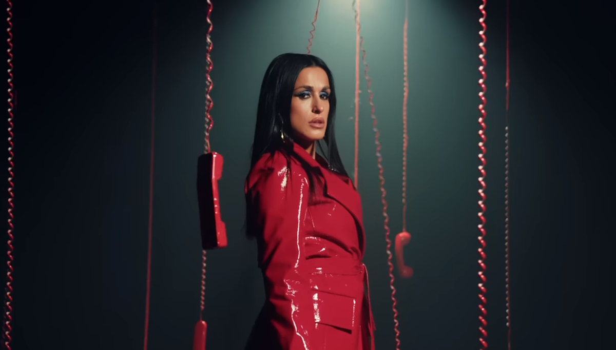 Χριστίνα Σάλτη: Μαγνητίζει τα βλέμματα στο music video «Πες μου»