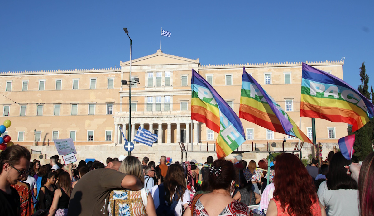 Ομόφυλα ζευγάρια: Υπερψηφίστηκε το νομοσχέδιο για την ισότητα στον γάμο