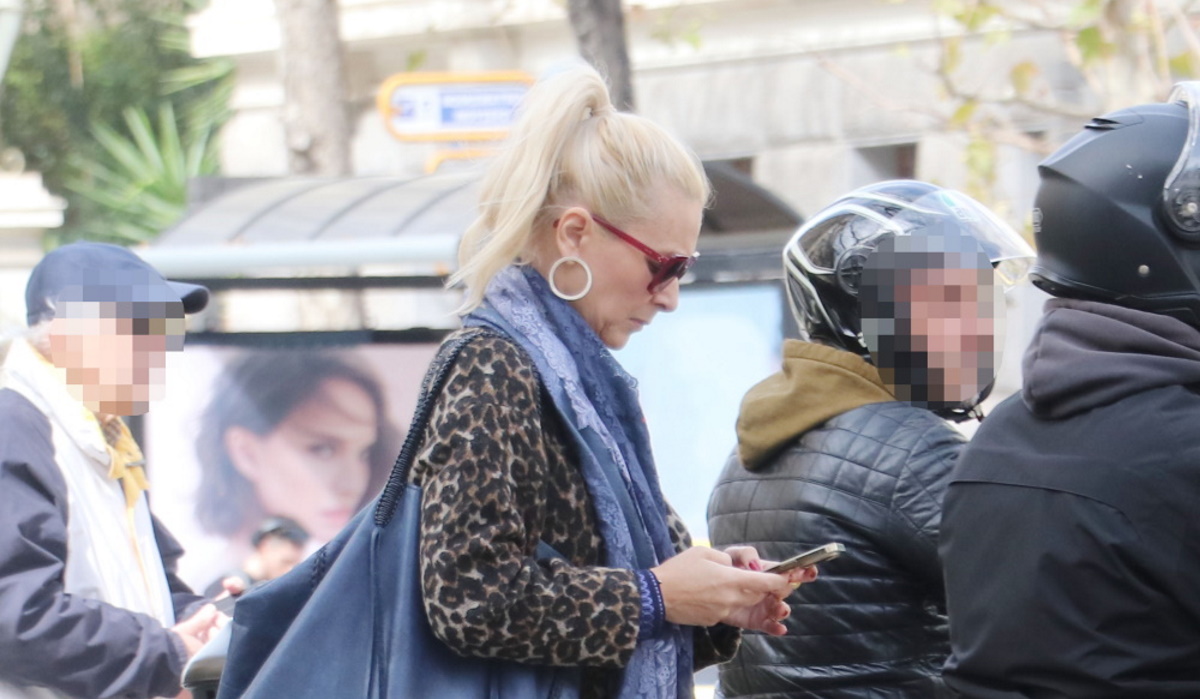 Κατερίνα Γκαγκάκη: Με λεοπάρ πανωφόρι και oversized τσάντα ελληνικού brand