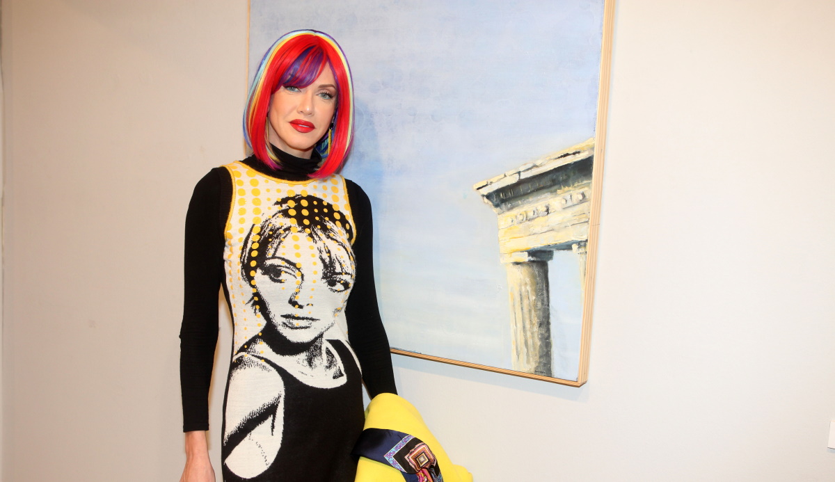 Τζόρτζια Σιακαβάρα: Αποθέωσε το pop art ύφος με το look της σε έκθεση ζωγραφικής