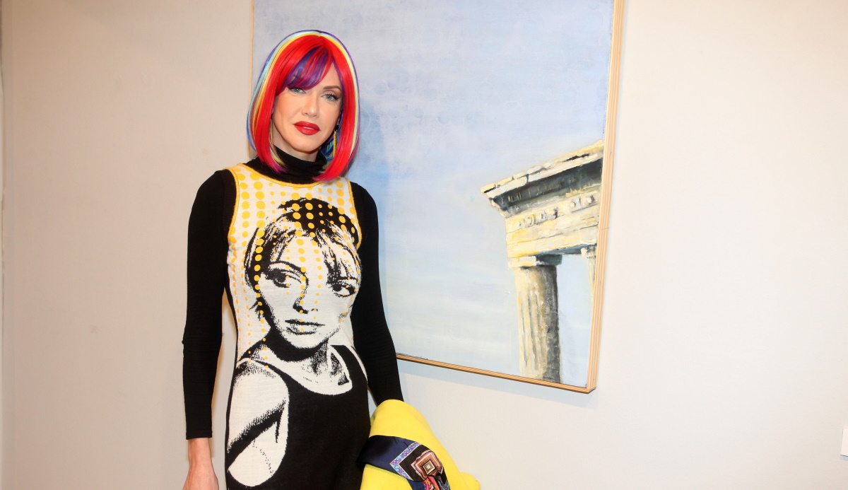 Τζόρτζια Σιακαβάρα: Αποθέωσε το pop art ύφος με το look της σε έκθεση ζωγραφικής