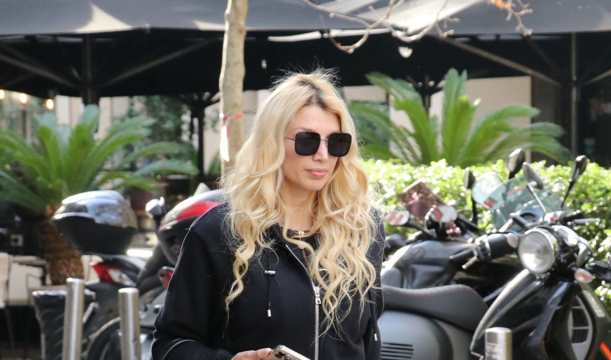 Κωνσταντίνα Σπυροπούλου: Με iconic τσάντα Hermès και casual στυλ στην Αθήνα