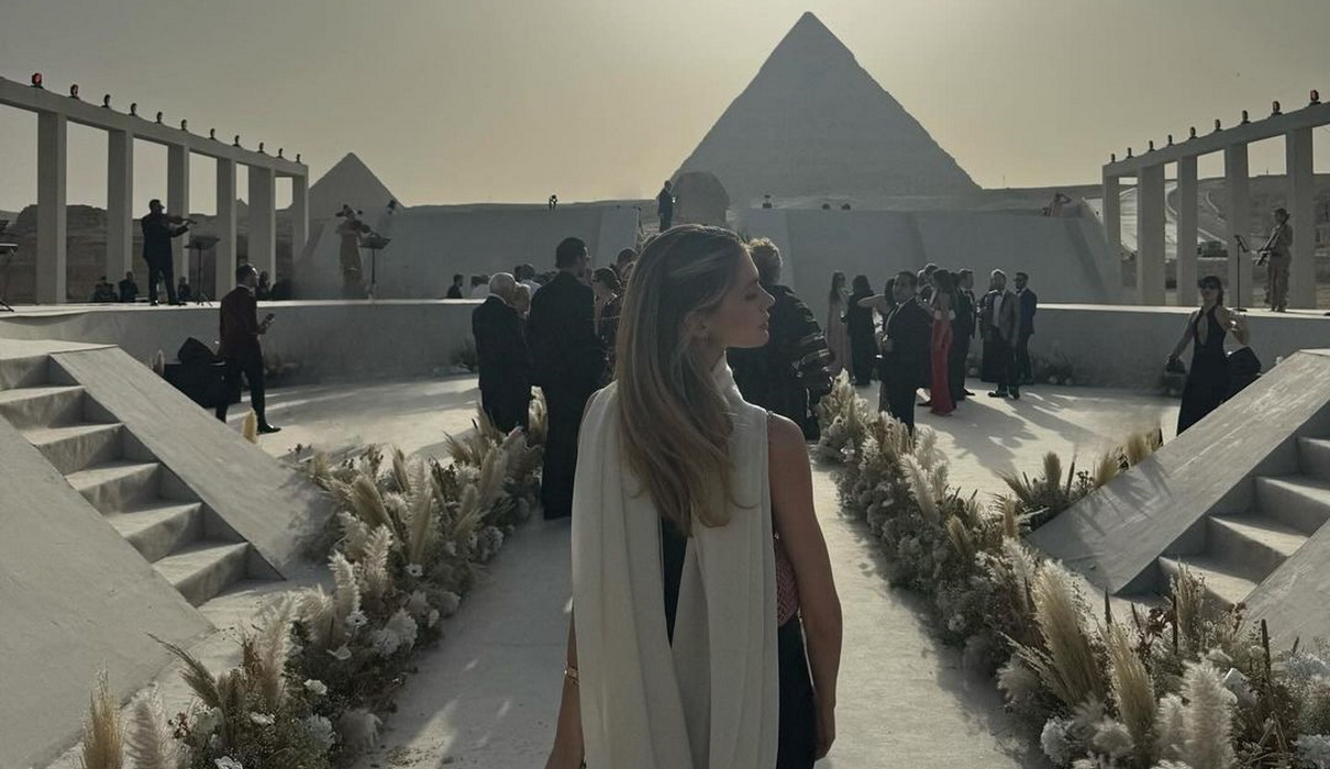Αμαλία Κωστοπούλου: Η grande εμφάνιση στο Κάιρο με φόντο τις πυραμίδες