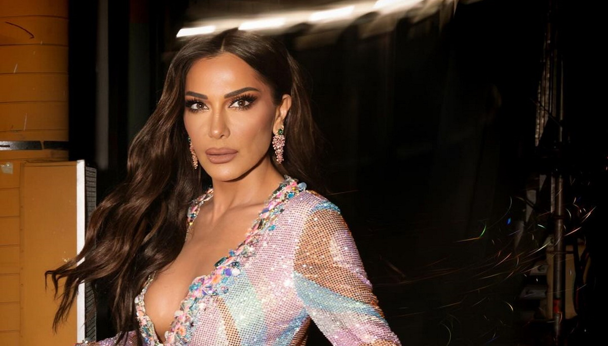 J2US: Η Δέσποινα Βανδή με sequined δημιουργία Celia Kritharioti που μας επιστρέφει στα 70s