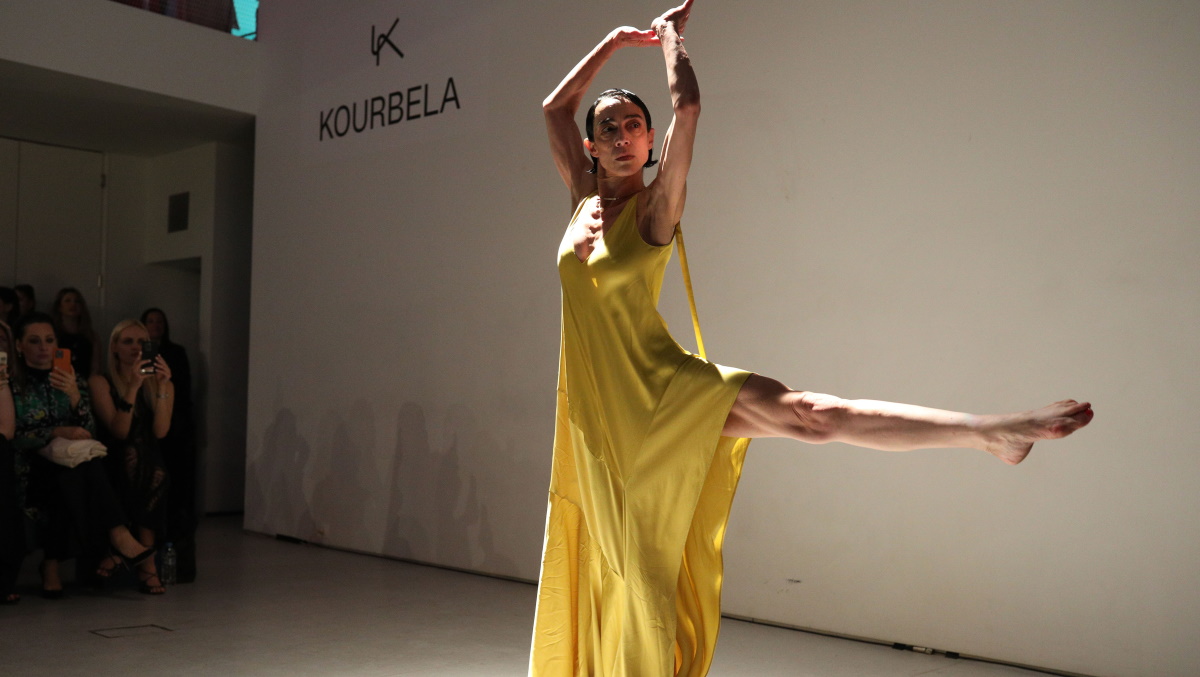Έλενα Τοπαλίδου: Μαγνήτισε τα βλέμματα ο χορός της στο Athens Fashion Week