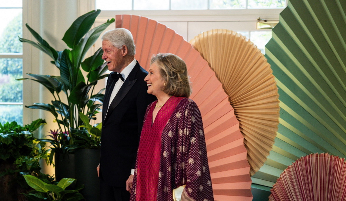 Χίλαρι Κλίντον: Με luxury καφτάνι σε επίσημο δείπνο στον Λευκό Οίκο μαζί με τον Μπιλ Κλίντον