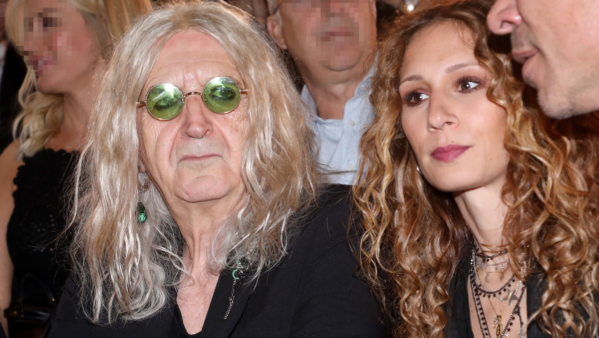 Έλενα Φερεντίνου: Το καυτό φιλί με τον Νίκο Καρβέλα και οι δημόσιες ευχές για τα γενέθλιά του