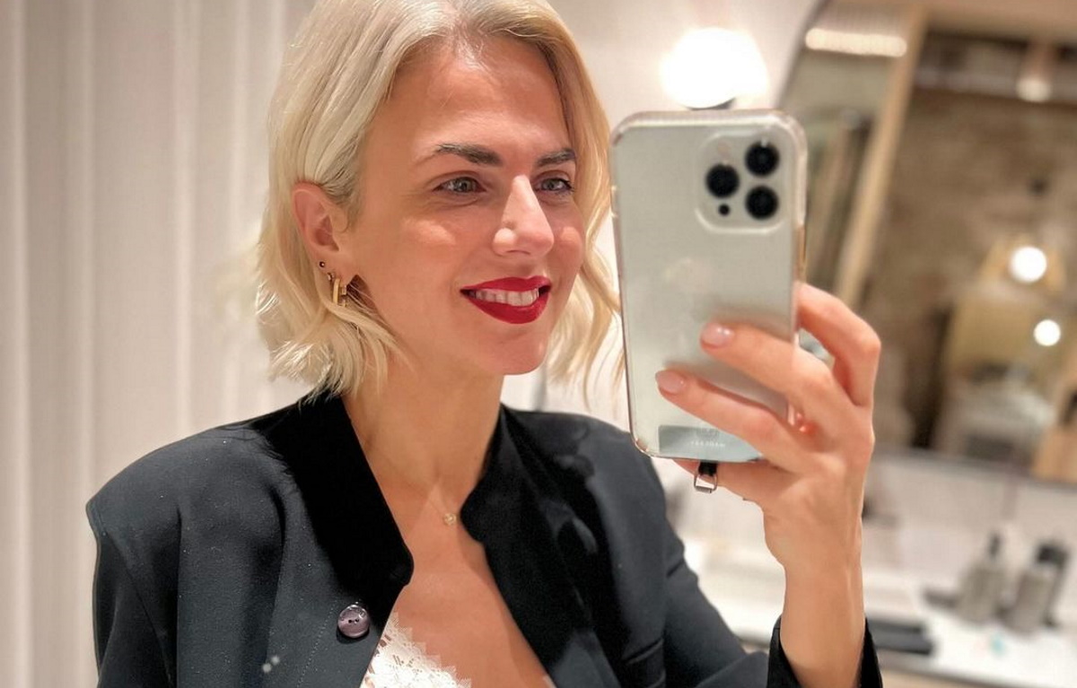 Χριστίνα Κοντοβά: Με δαντελένιο strap τοπ και φάκελο Saint Laurent σε βραδινή εμφάνιση