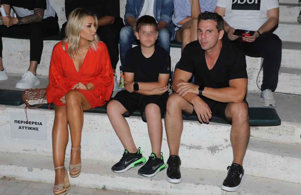 Η Λένα Παπαδοπούλου και ο Αλέξης Τσαούσης με τον γιο τους στο Θέατρο Πέτρας τον Ιούνιο του 2022.