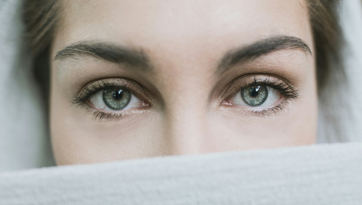 Πρησμένα μάτια και «σακούλες»: Τι φταίει και πώς θα το αντιμετωπίσετε;