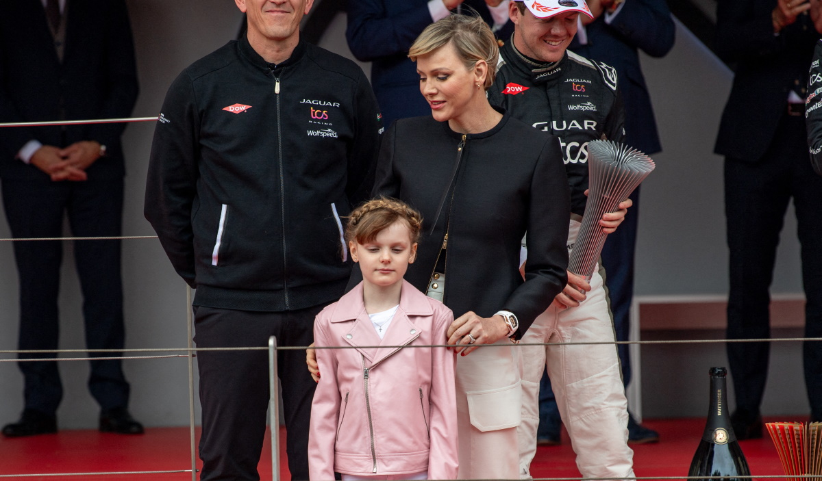 Πριγκίπισσα Σαρλίν: Πόσο κοστίζει το Louis Vuitton σύνολο που επέλεξε σε οικογενειακή εμφάνιση
