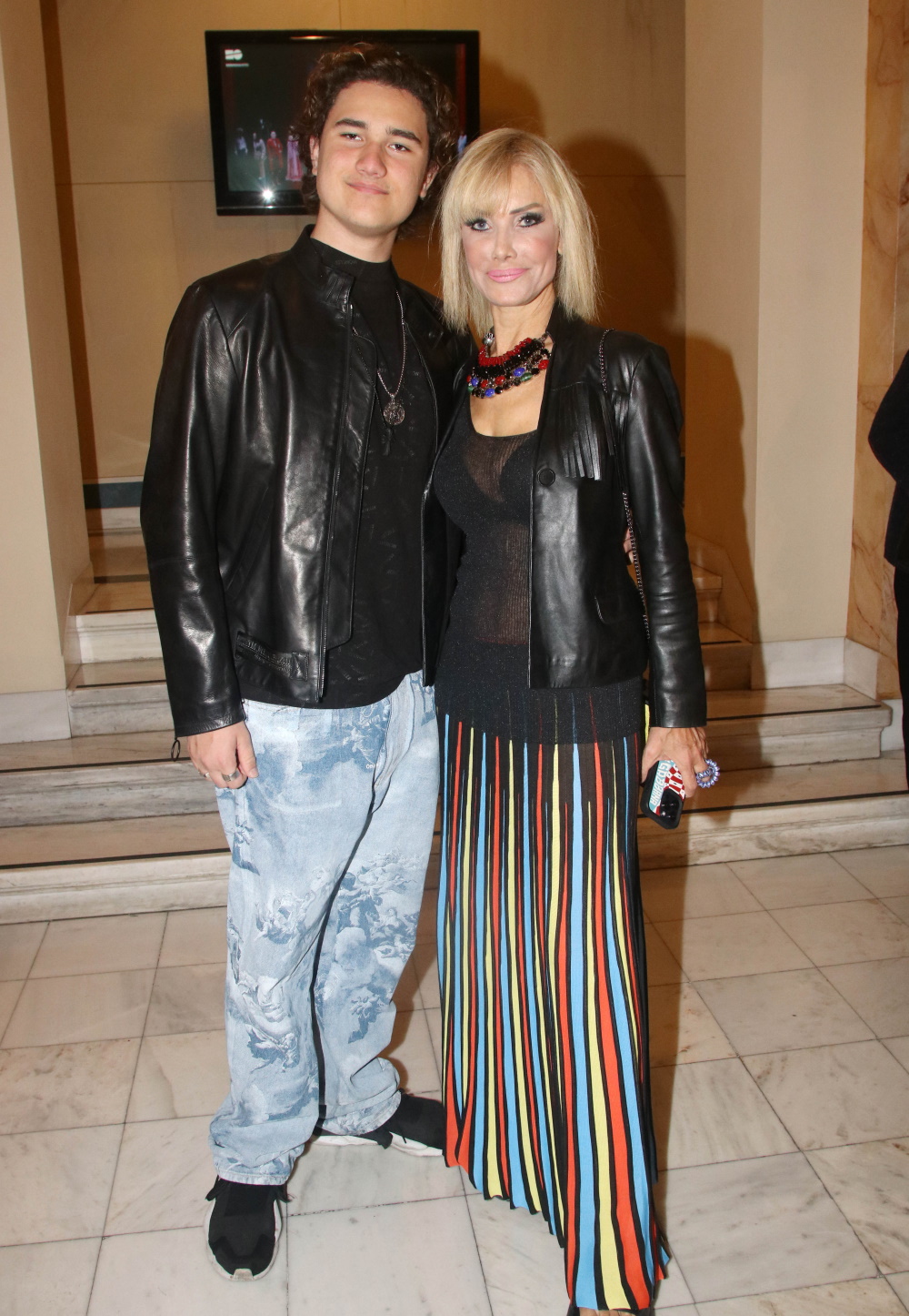 Η Νανά Βενέτη με τον γιο της Τσάρλς  στο Εθνικό Θέατρο τον Νοέμβριο του 2023.
