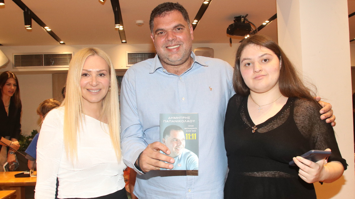 Δημήτρης Παπανικολάου: Σπάνια εμφάνιση με τη σύζυγο και την κόρη τους