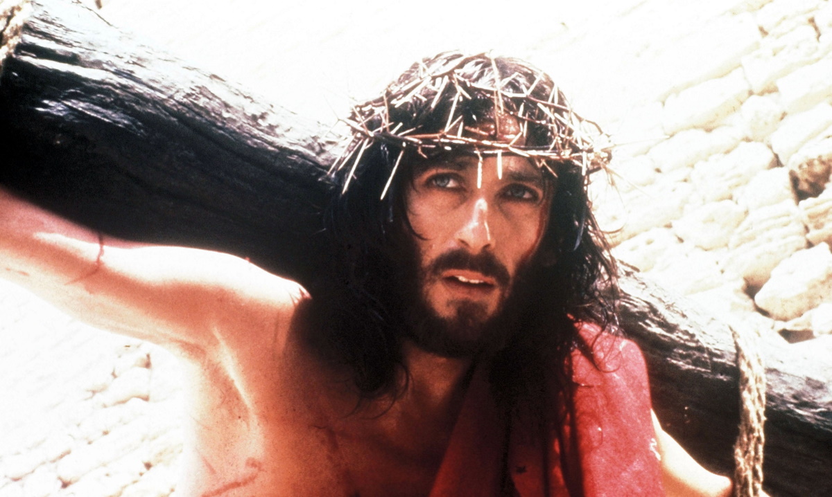 Ρόμπερτ Πάουελ: Ο θρυλικός «Ιησούς από τη Ναζαρέτ» είναι 80 και κάνει θεατρικές εμφανίσεις! Πώς είναι σήμερα