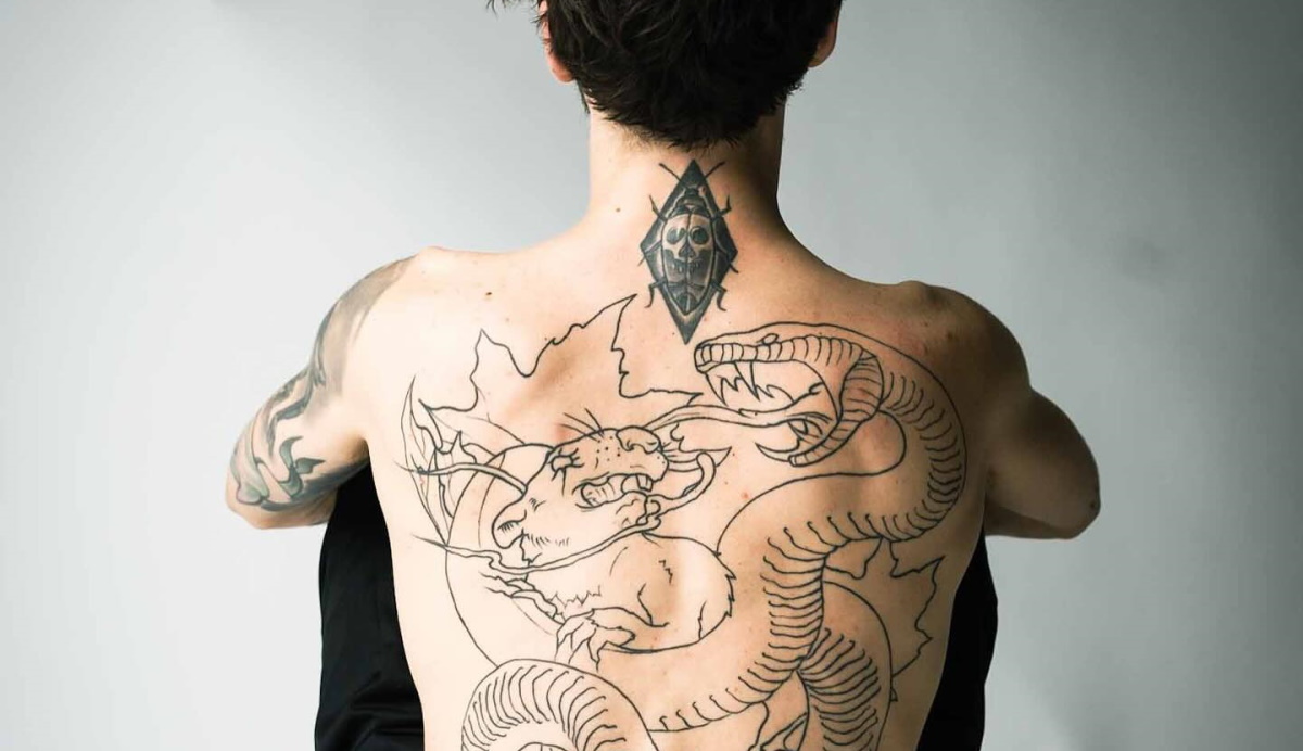 Το εντυπωσιακό τατουάζ που βλέπετε στην φωτογραφία είναι γνωστού Έλληνα τραγουδιστή