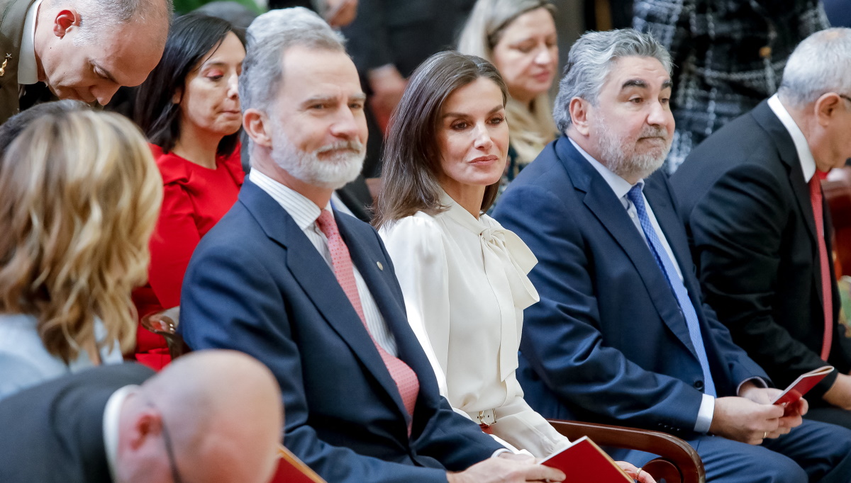 Βασίλισσα Λετίσια: Με δερμάτινο παντελόνι στο πιο αναπάντεχο χρώμα σε επίσημη εμφάνιση με τον βασιλιά Φελίπε