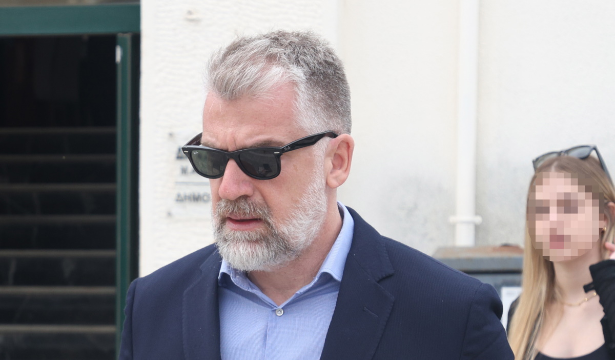 Άννα Παναγιωτοπούλου: Ο γιος της Δημήτρης Δημουλάκης με την κόρη του Δάφνη Άννα στην κηδεία της ηθοποιού