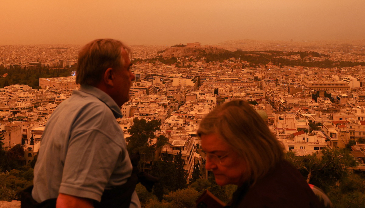 Αποπνικτική η ατμόσφαιρα λόγω της αφρικανικής σκόνης – Πώς θα κινηθεί το φαινόμενο