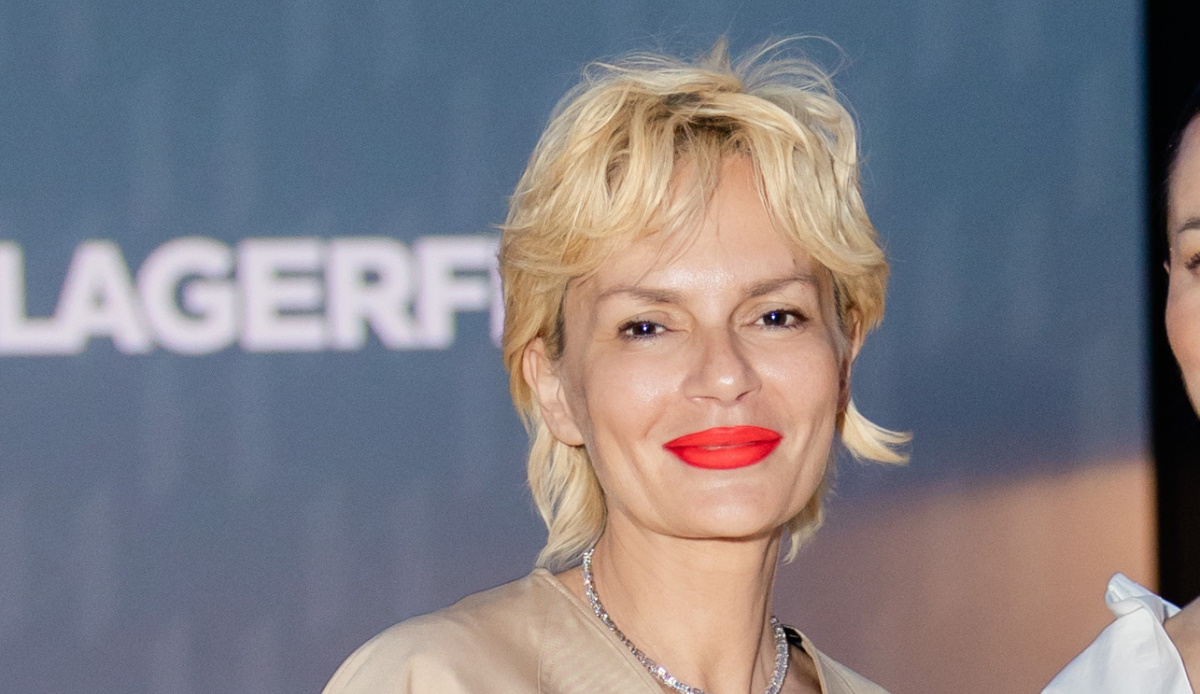 Έλενα Χριστοπούλου: Με το καλοκαιρινό shirt dress που δεν φεύγει ποτέ από τη μόδα – Πώς το συνδύασε