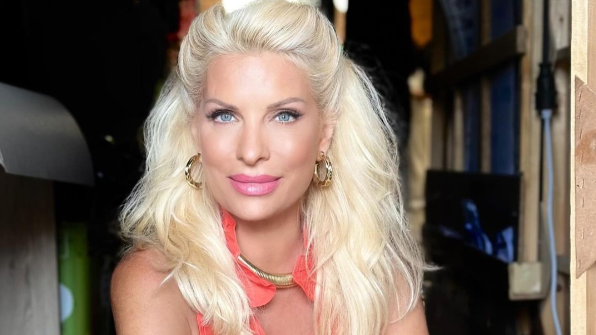 Ελένη Μενεγάκη: Η no make up φωτογραφία από την αυλή του σπιτιού της