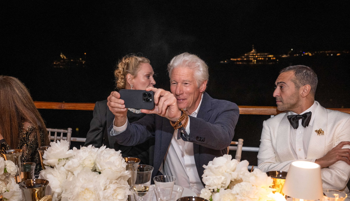 Ρίτσαρντ Γκιρ: Φωτογραφίζει τη σύζυγό του Αλεχάντρα Σίλβα με την Κάρλα Μπρούνι σε glam δείπνο στις Κάννες