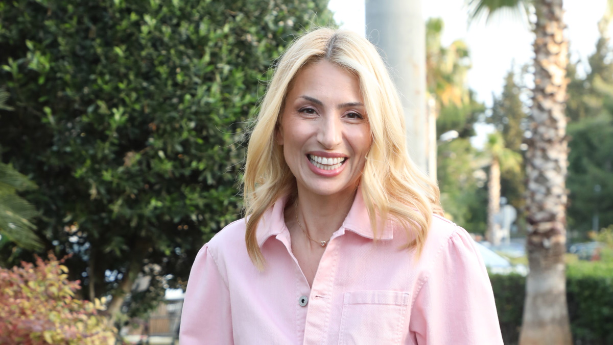 Μαρία Ηλιάκη: Πόσο κοστίζει το ροζ τζιν jumpsuit που επέλεξε σε βόλτα της στη Γλυφάδα