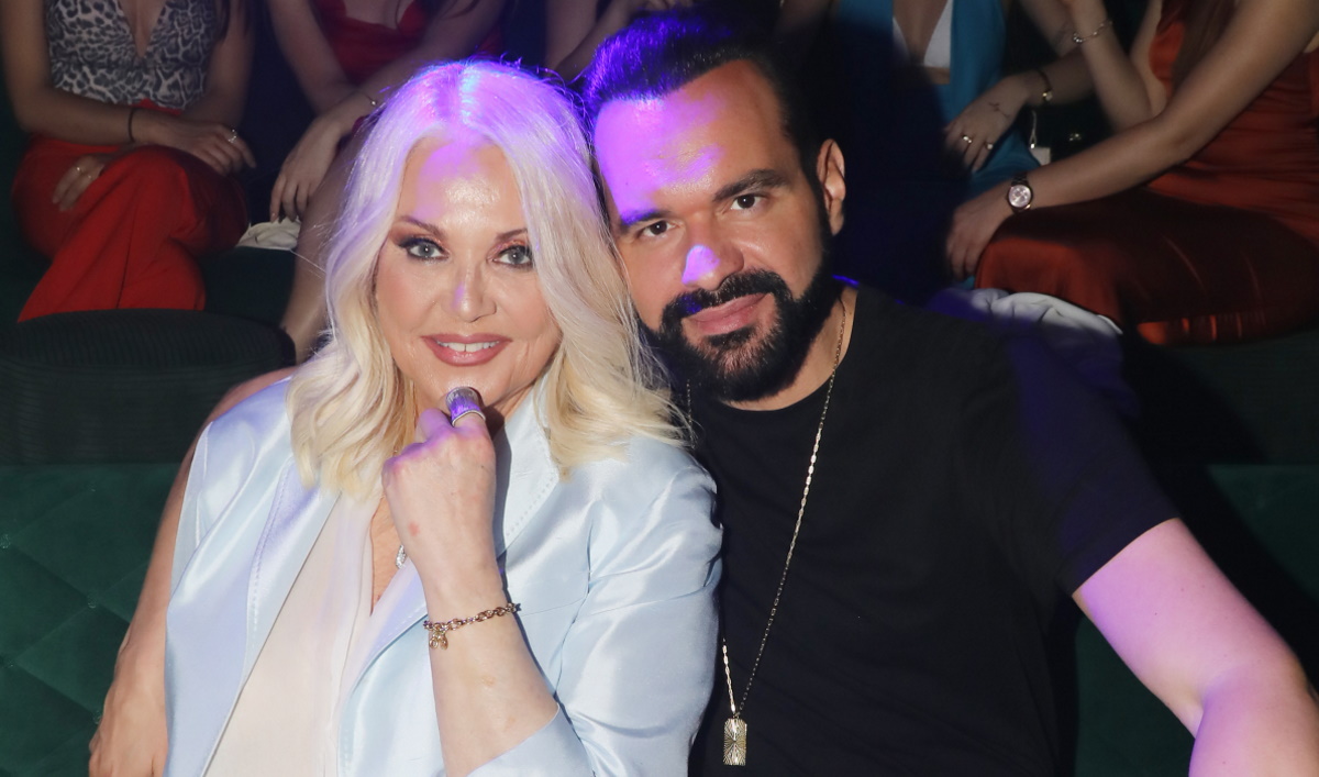 Ρούλα Κορομηλά: Με σατινέ look σε βραδινή της έξοδο