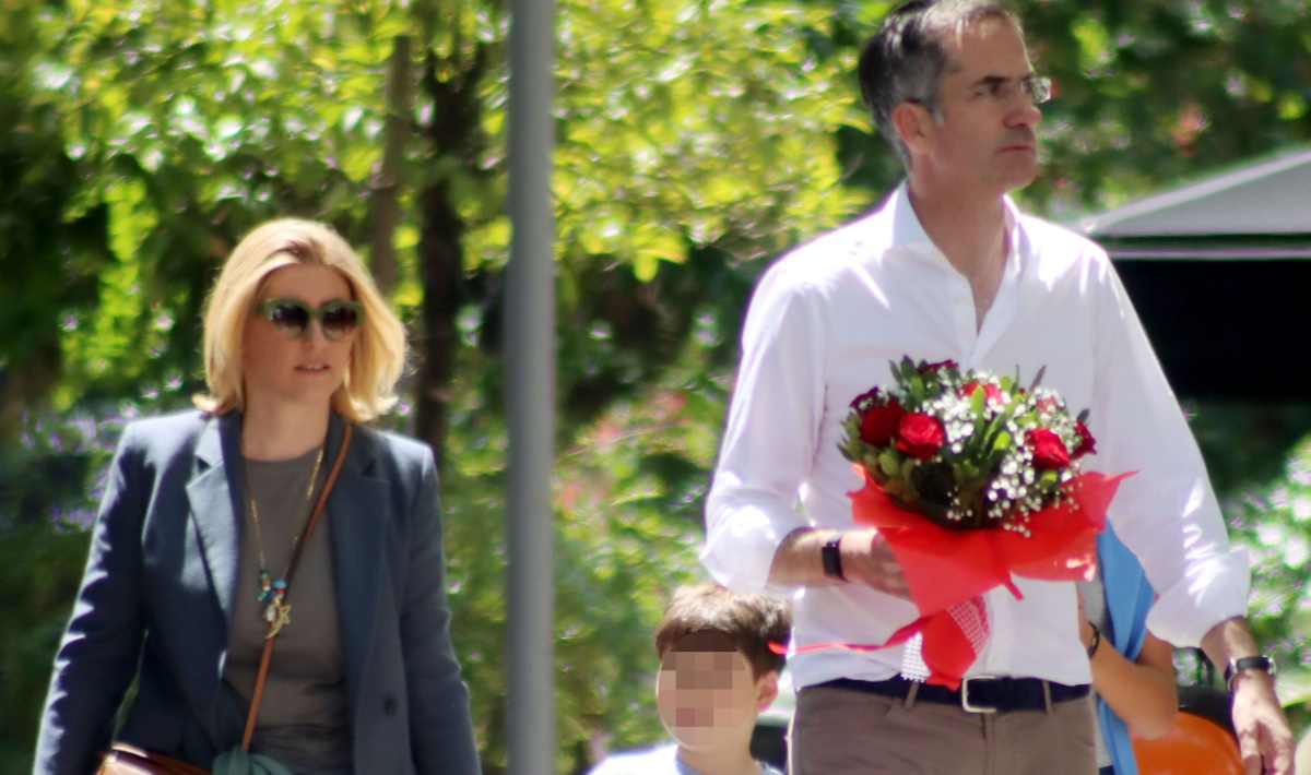 Σία Κοσιώνη: Με υπέροχη τσάντα Loewe αξίας 2.100 ευρώ σε οικογενειακή έξοδο