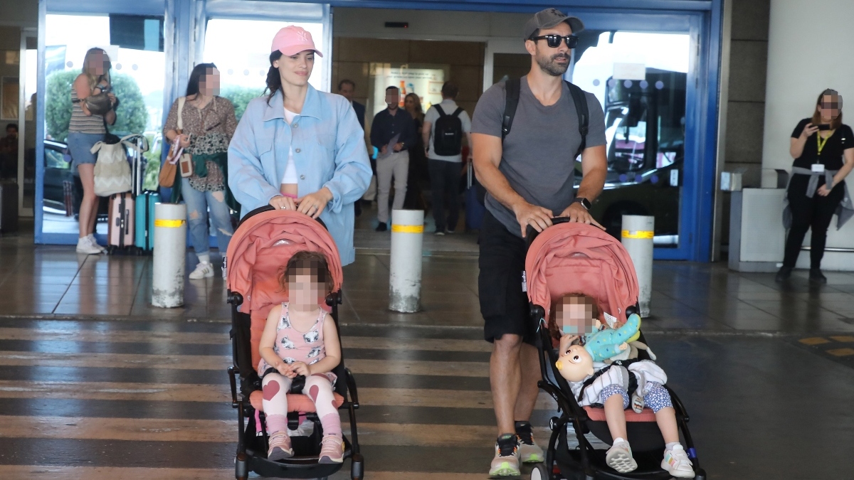 Σάκης Τανιμανίδης – Χριστίνα Μπόμπα: Στο αεροδρόμιο με τις κόρες τους