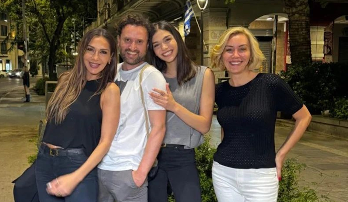 Δέσποινα Βανδή: Βραδινή έξοδος με την κόρη της, Μελίνα Νικολαΐδη και τον Αργύρη Αγγέλου