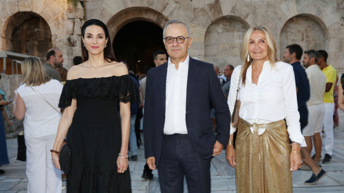 Μαρέβα Μητσοτάκη: Με gold glitter φούστα και τα σωστά σανδάλια σε συναυλία στο Ηρώδειο