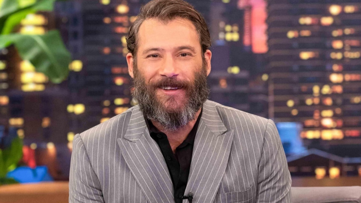 Αντίνοος Αλμπάνης: «Έχω συμβιβαστεί με τον χρόνο. Δεν με απασχολεί αν θα πέσουν ή αν θα ασπρίσουν τα μαλλιά μου»