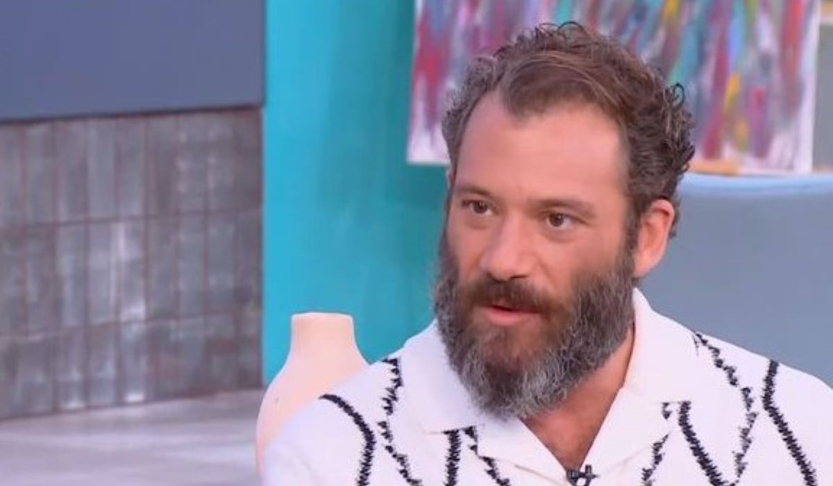 Αντίνοος Αλμπάνης: «Ζούμε σε βαθιά δυστοπικούς καιρούς για να ασχολούμαστε και να σπαταλάμε χρόνο για αποψούλες»