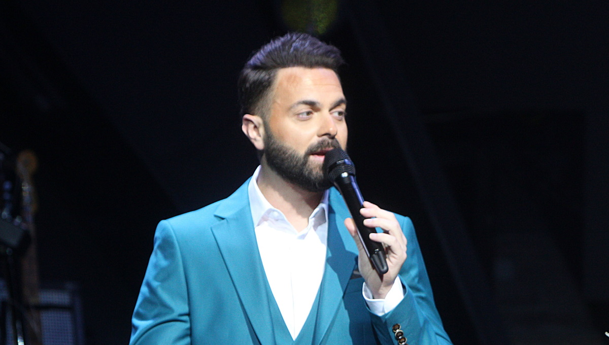 Σε αμηχανία ο Ηλίας Βρεττός: «Τώρα αυτά που τα βλέπει γυναίκα μου είναι καλό αυτή τη στιγμή;