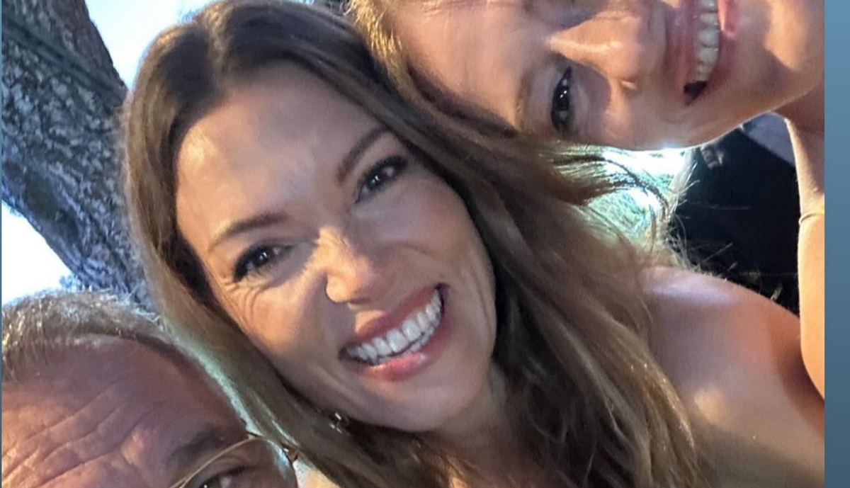 Βρήκαμε το glam φόρεμα που επέλεξε σε βραδινή έξοδο η Βίκυ Καγιά και είναι σε έκπτωση