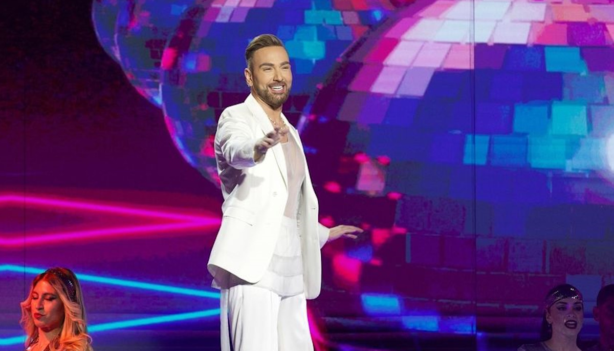Νίκος Κοκλώνης: Με Dior total look εντυπωσίασε στο 15ο live του J2US – Η λεπτομέρεια που έκανε τη διαφορά