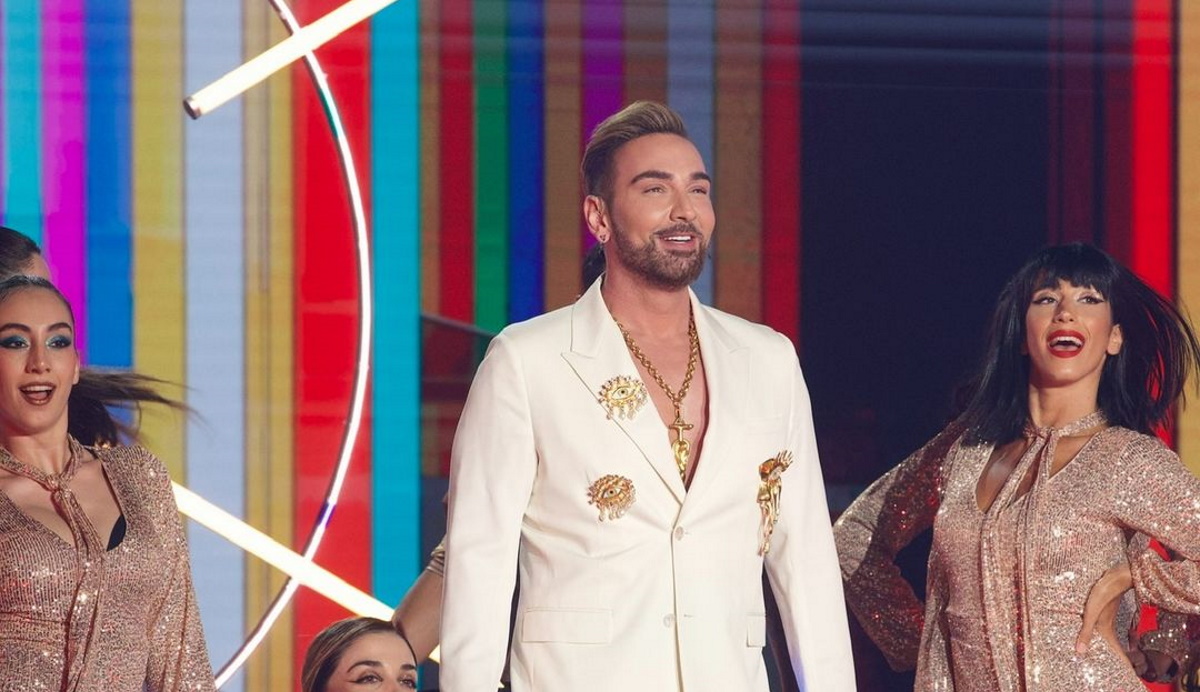 Νίκος Κοκλώνης: Με Dior look και  κοσμήματα – έργα τέχνης Schiaparelli στο 14ο live του J2US