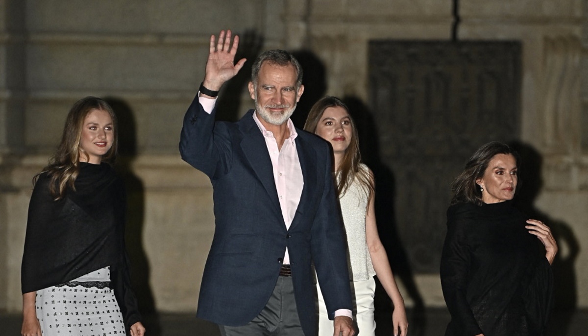Μαδρίτη: H πλισέ Μassimo Dutti φούστα της βασίλισσας Λετίσια και το σετ των 76 ευρώ της διαδόχου του θρόνου, πριγκίπισσας Λεονόρ