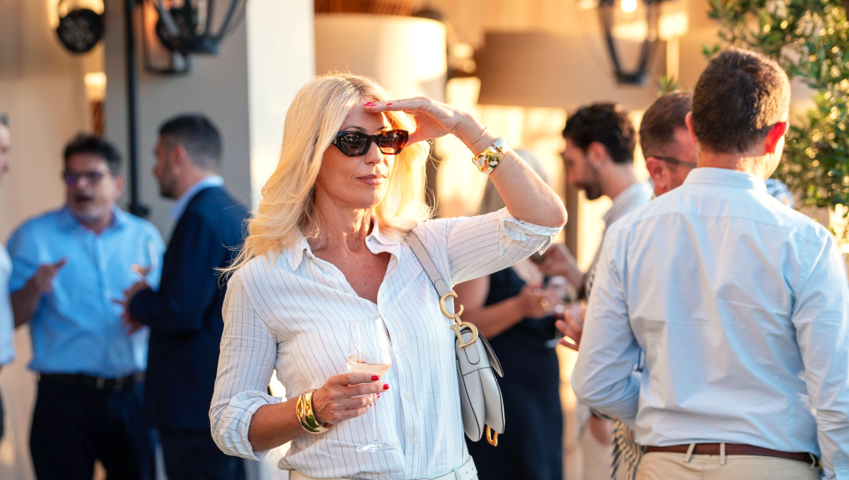 Μαρία Μπακοδήμου: Με κομψό casual look και τσάντα Dior που αναβαθμίζει κάθε σύνολο