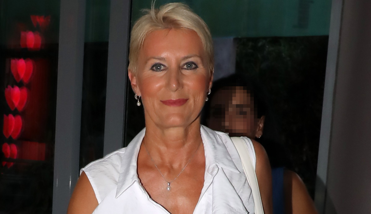Νατάσα Παζαΐτη: Με δροσερό λινό παντελόνι και τα πιο εντυπωσιακά λευκά πέδιλα του καλοκαιριού σε θεατρική έξοδο