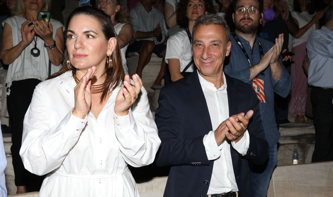 Όλγα Κεφαλογιάννη: Στο Ηρώδειο με λευκό shirt dress και το πιο δημοφιλές clutch με την υπογραφή Βοttega Veneta – Πόσο κοστίζει