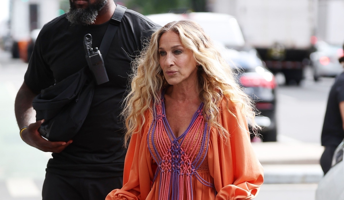 Σάρα Τζέσικα Πάρκερ: Με υπέροχο boho καφτάνι στα γυρίσματα του And Just Like That