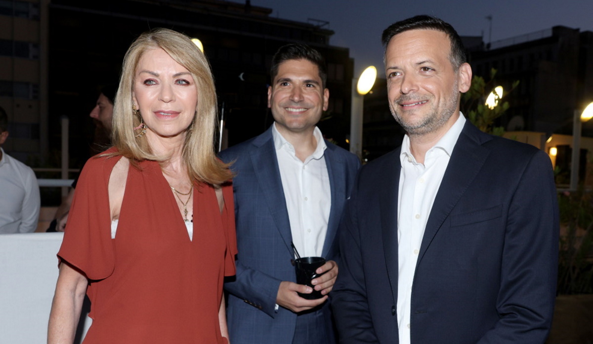 Έλλη Στάη: Chic καλοκαιρινή εμφάνιση στην Αθήνα δίπλα στον Χάρη Δούκα